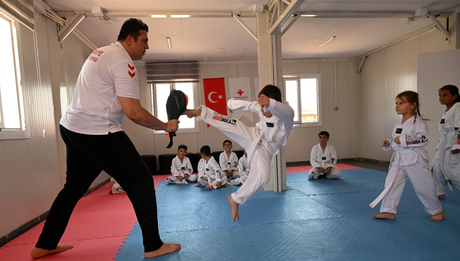 depremzede cocuklar tekvandoyla hayata tutunuyor RNX6J62n