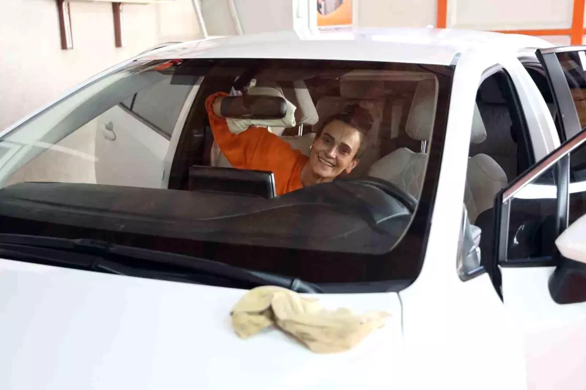 kadin oto yikamaci depremin ardindan yeniden basladi h2W2Id5n