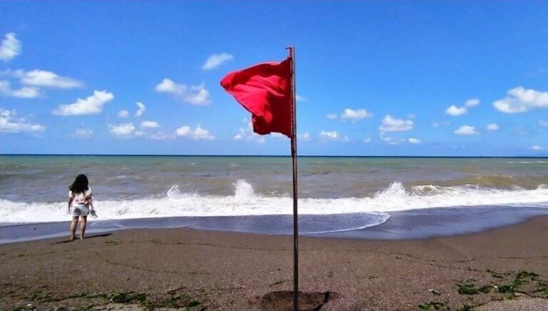 kirmizi bayraklar cekildi olumcul tehlike bugun de suruyor denize girmek yasak ngq9xClz