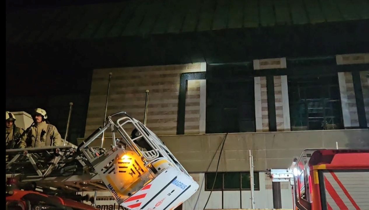 cemal resit rey konser salonunda yangin panigi IOwjPR4I