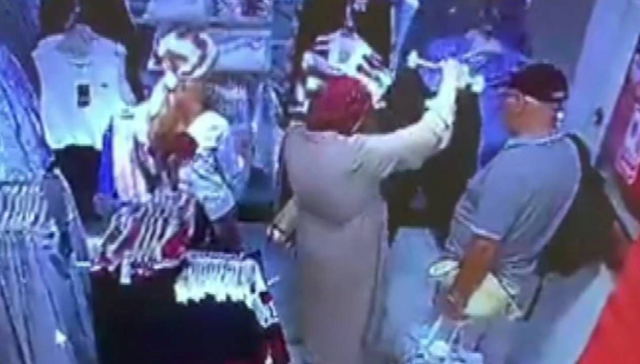 musteri gibi magazaya girdi turisti soyup cikti 8Uj2xx9I