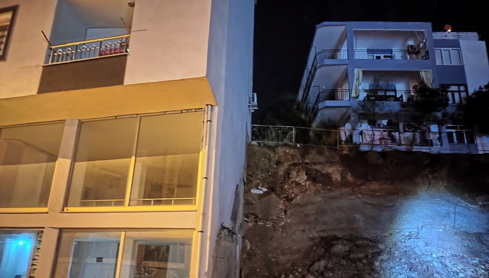 antalyada toprak kaymasi bir ev tahliye edildi nY9bwHT5