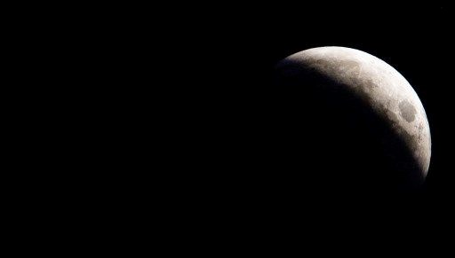 ayin karanlik yuzunden sasirtan kesif uzaydan gelen su ve organik izler bulundu fk4ffqpA.jpg