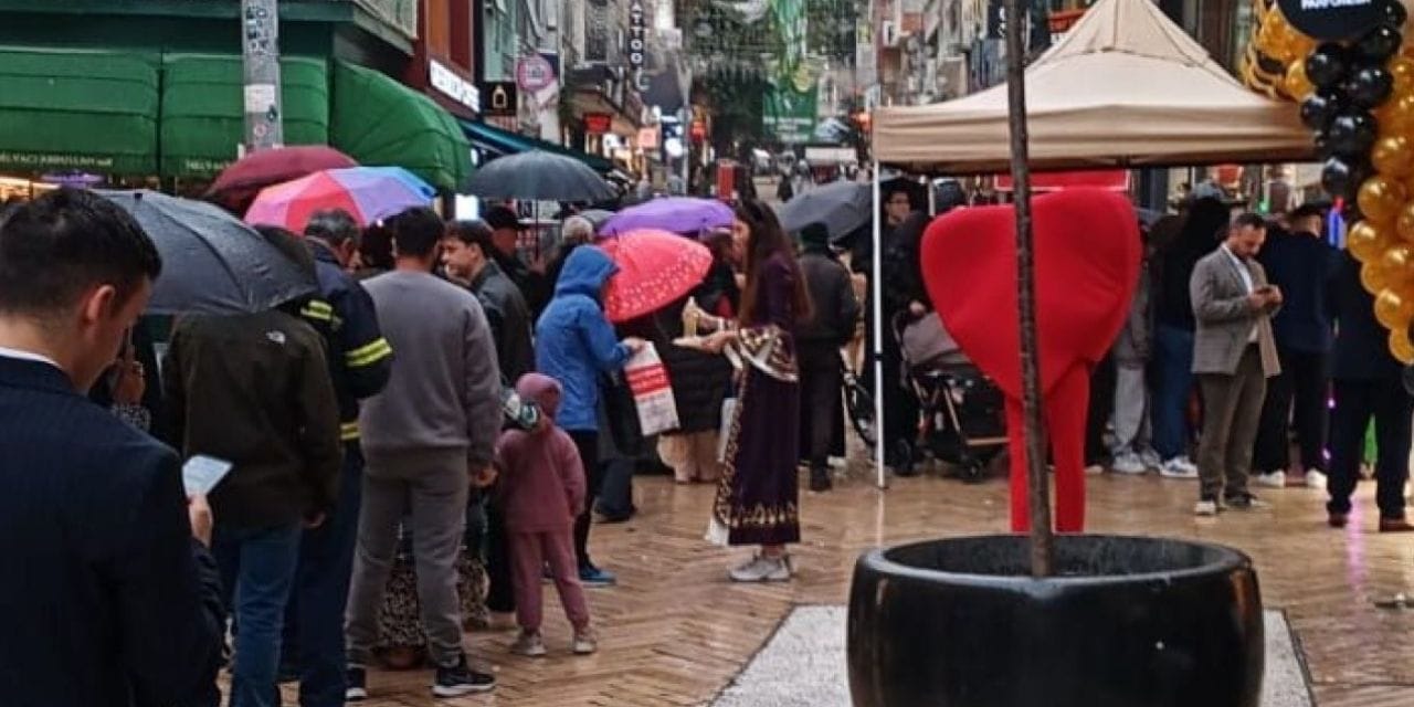 bu da bedava altin kuyrugu kuyumcunun kampanyasi izdiham yaratti WKU89UsA