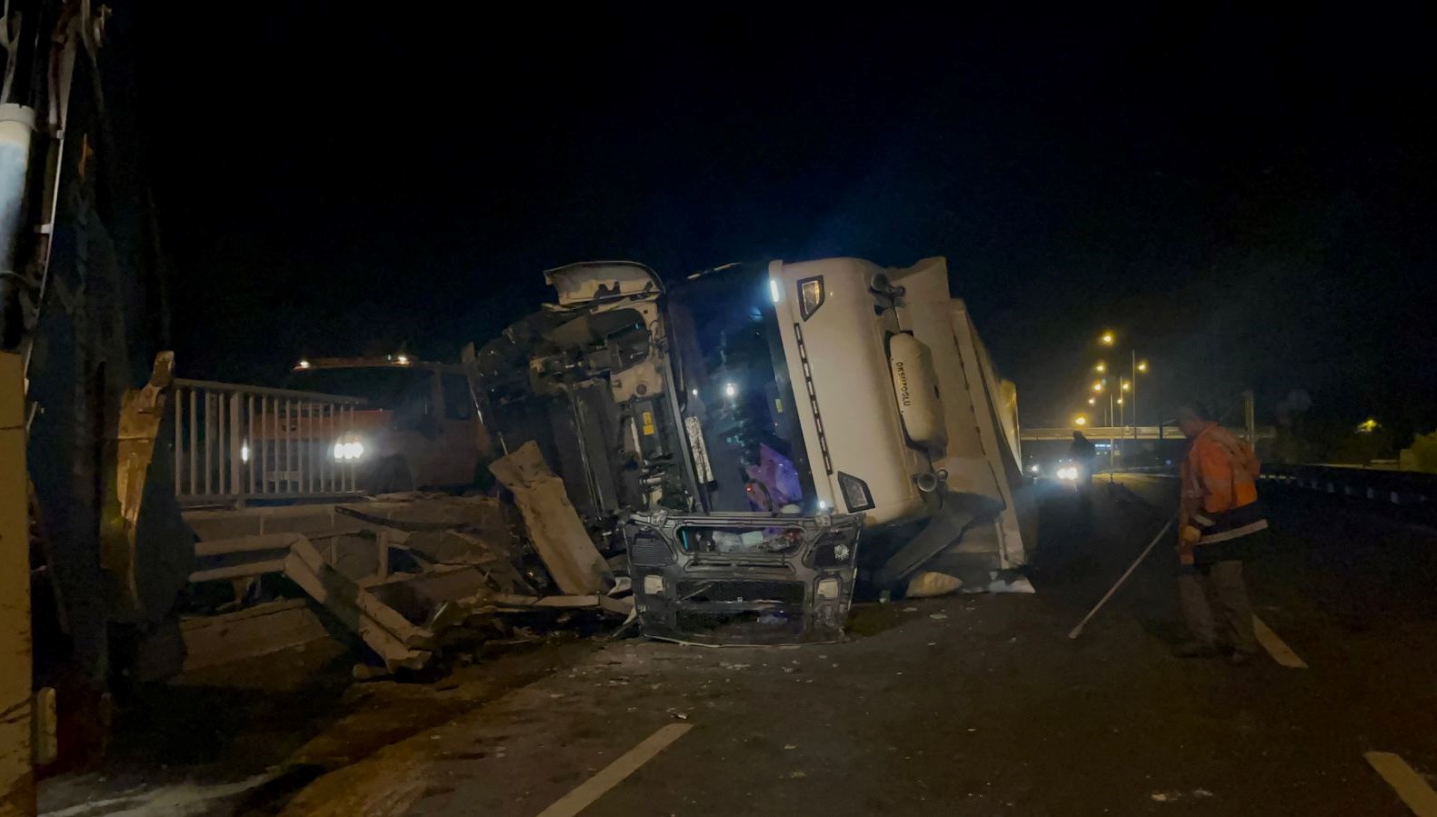 eskisehir ankara yolunda tir devrildi ulasimda aksama yasandi Z2XRi5QQ.jpg