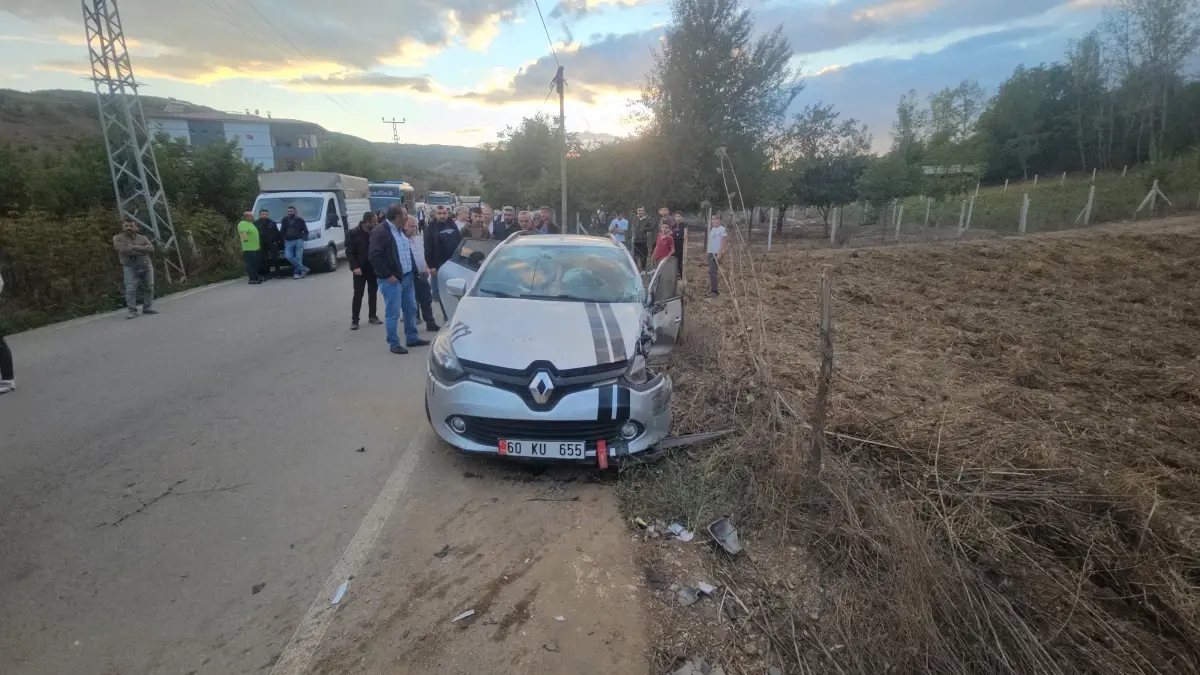 tokatta minibus ve otomobil carpisti 5 yarali SveIR1h3