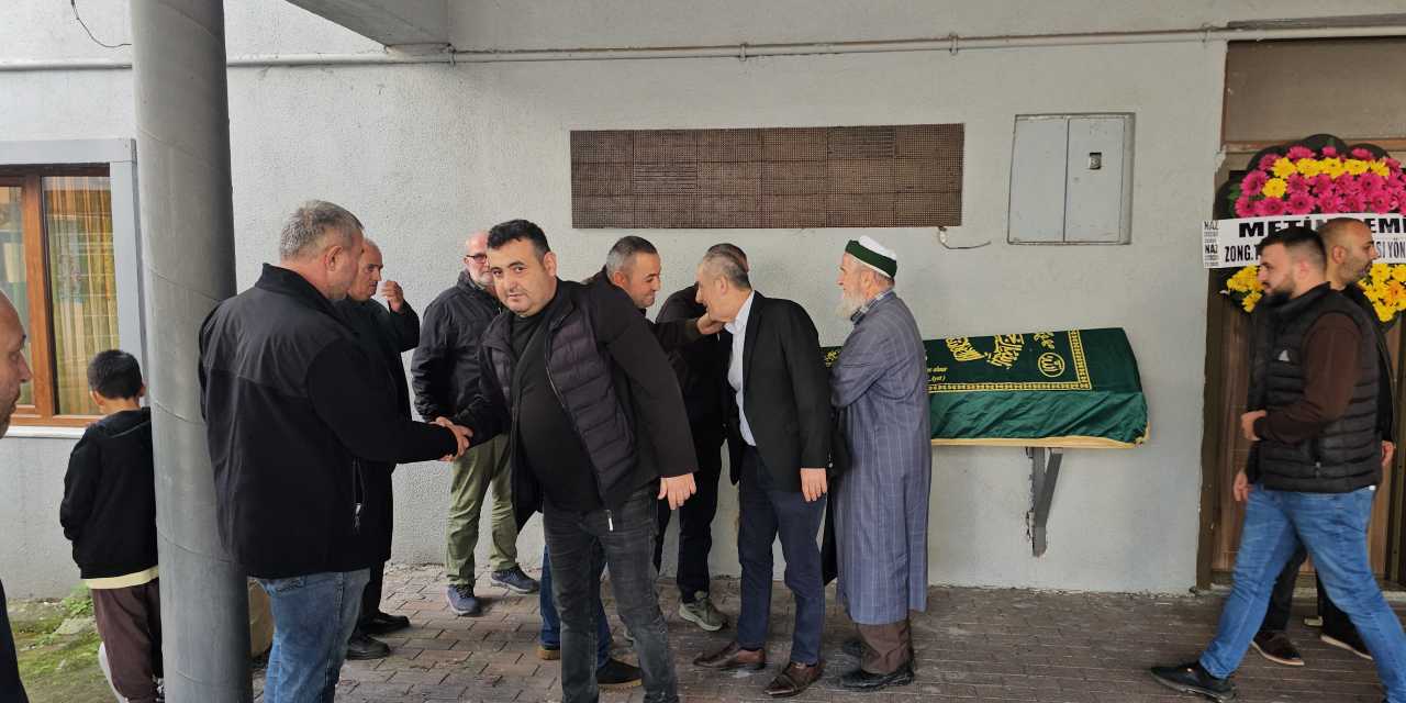 Evinde bıçaklanmış halde bulunmuştu! Son yolculuğuna uğurlandı