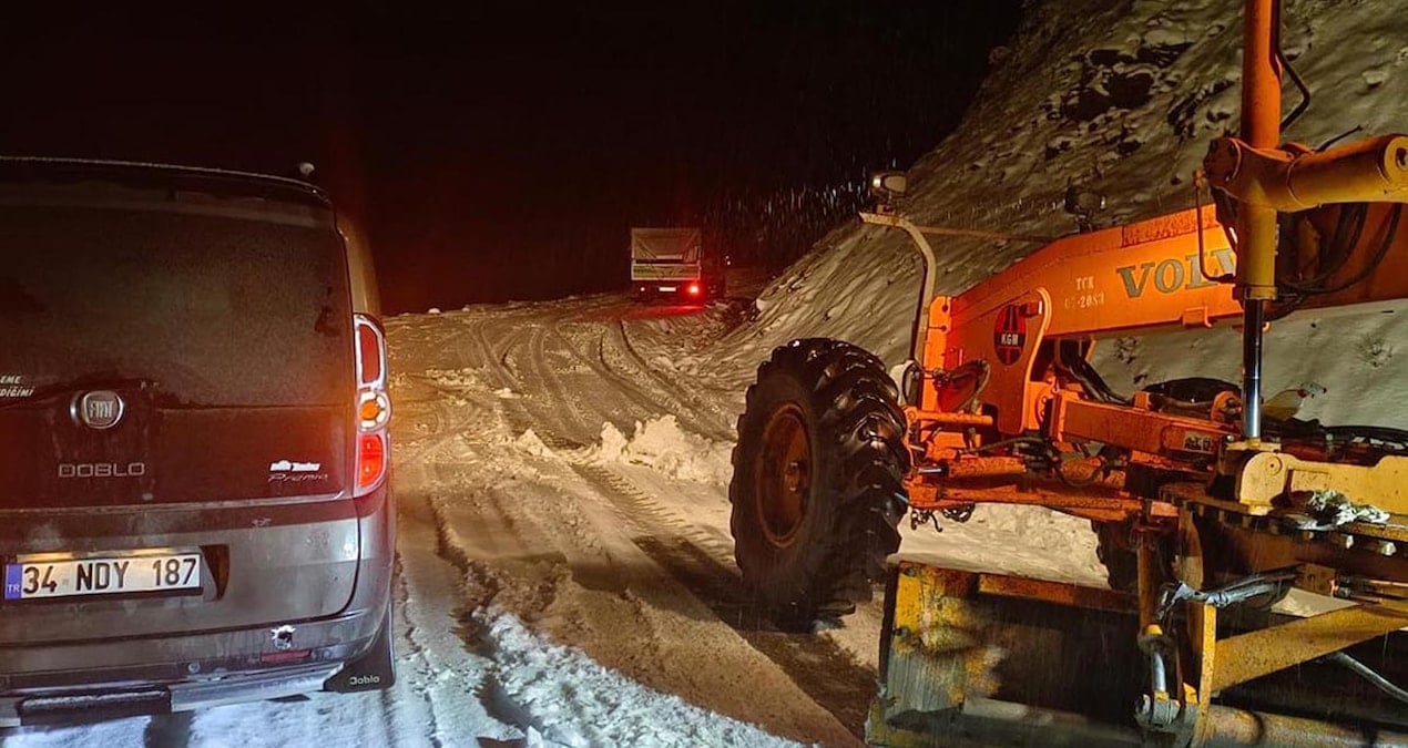 Karda mahsur kalan 13 kişi ekipler tarafından kurtarıldı