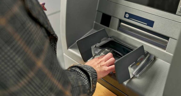 atm-fisi-alirken-2-kez-dusunun-dolandiricilarin-yeni-yontemi-sifre-calmanin-artik-cok-otesinde-gj19e1Rs