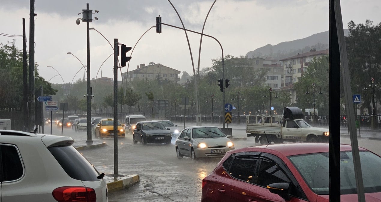 cankirida-saganak-etkili-oldu-ev-ve-is-yerlerini-su-basti-Ha7NODcb