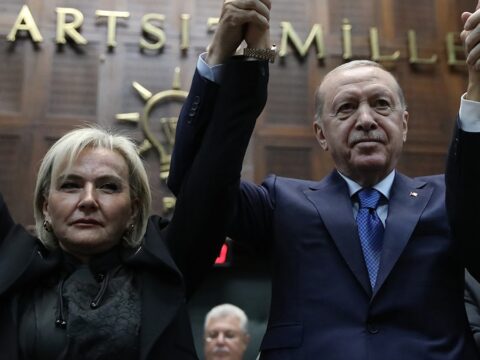 ‘Ben aynı Nimet’im’ dedi her yıla bir parti sığdırdı